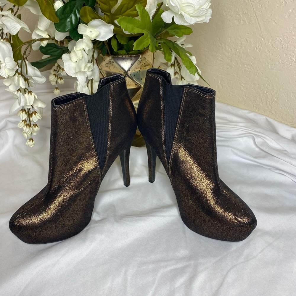 Rock and Republic 7.5 metallic black gold heel booties.